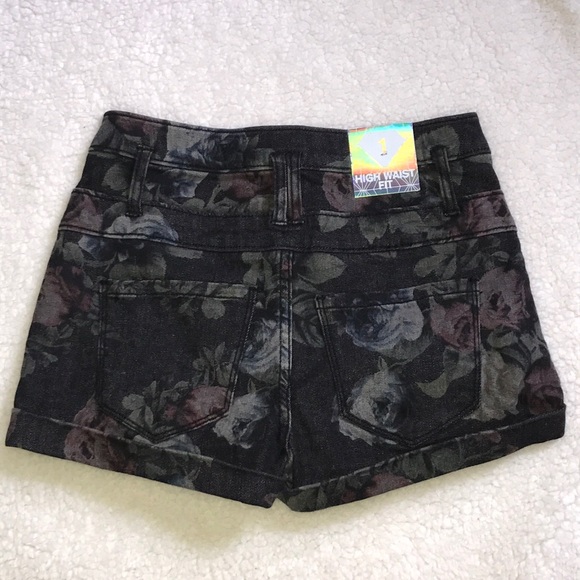 ❗️SOLD❗️Tinsletown Denim Couture shorts - Picture 3 of 8